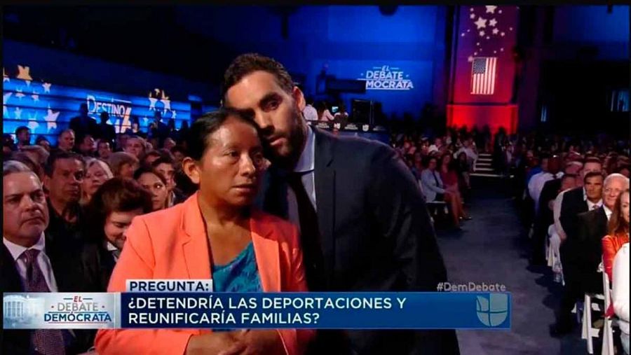 El periodista de Univision, Enrique Acevedo, traduce las intervenciones de los candidatos demócratas a Lucía Quiej, una mujer presente en el auditorio que contó que su esposo fue deportado.