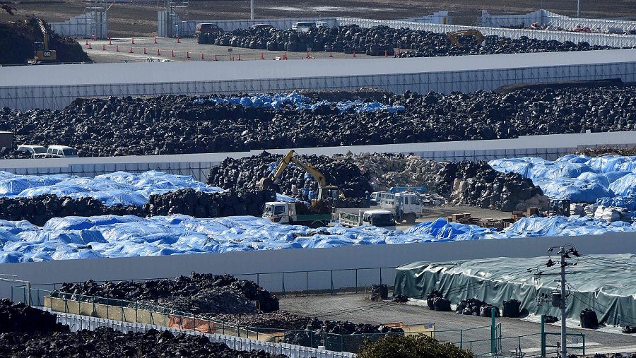 Imagen tomada el 12 de febrero de 2016 de bolsas que contienen material contaminados con radioactividad  y almacenados de manera temporal en Naraha, en la prefectura de Fukushima. AFP / TORU YAMANAKA