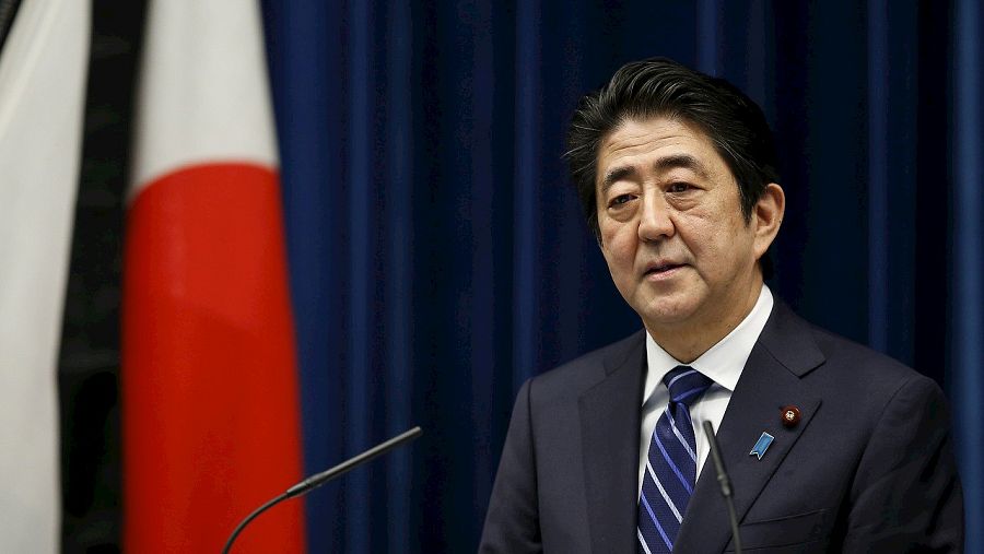 El primer ministro japonés, Shinzo Abe, habla en la conferencia de prensa un día antes del aniversario del terremoto y tsunami que golpeó el país el 11 de marzo de 2011. REUTERS/Toru Hanai