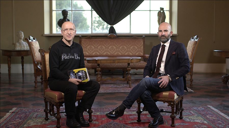 Óscar López, director de Página Dos, entrevista a Donato Carrisi en la Academia de España de Roma