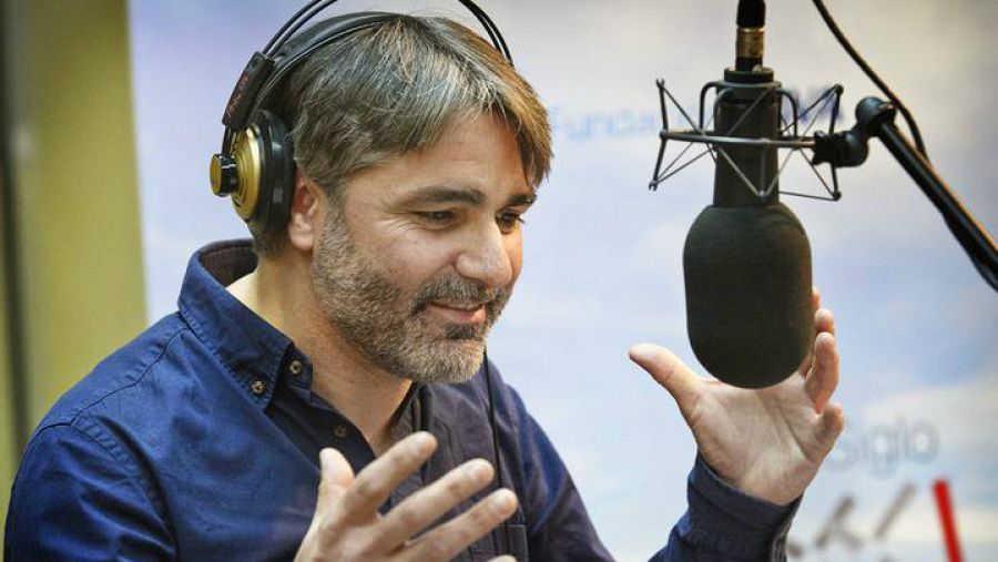 Ernesto Arias grabando en RNE