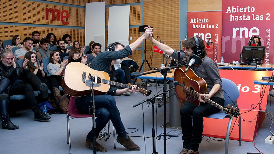 César Pop y Quique González, en el escenario del programa