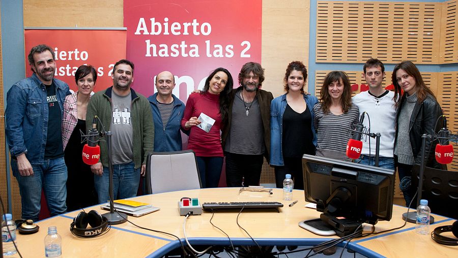 Todo el equipo de 'Abierto hasta las 2', con Quique González
