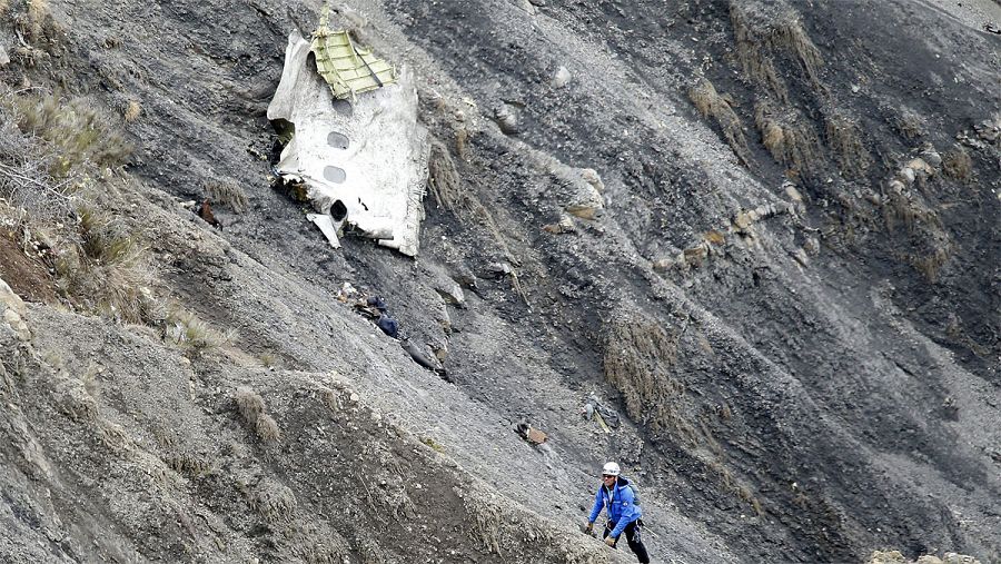 Un miembro de los equipos de rescate en la zona en la que se estrelló el avión de Germanwings