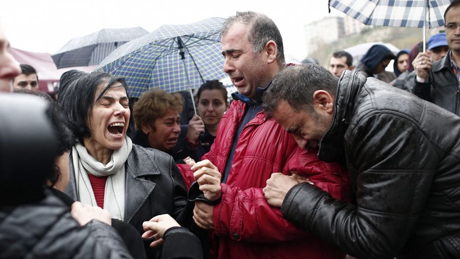 Familiares de las víctimas del atentado del domingo en Ankara lloran su pérdida frente al instituto de medicina forense de la capital