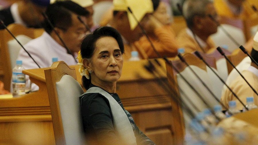 La lider de la Liga Nacional para la Democracia de Birmania, Aung San Suu Kyi (c) asiste el martes 15 de marzo de 2016 a una sesión regular del Parlamento birmano en Naipyidó  EFE/HEIN HTET