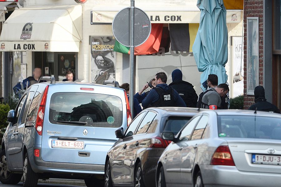 Despliegue policial en el suburbio bruselense de Forest en una redada ligada los atentados de París