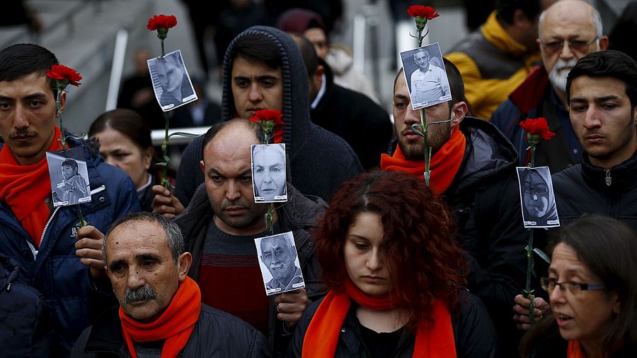 Manifestaciones pacíficas y silenciosas han recordado este martes a las víctimas del atentado en Ankara.