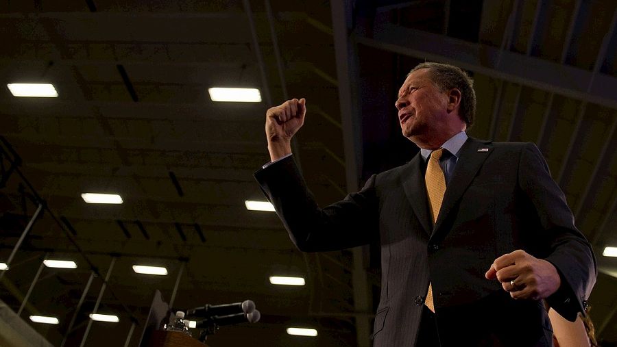El candidato republicano en las primarias, John Kasich, saluda a sus partidarios en Berea, Ohio. Jeff Swensen/Getty Images/AFP