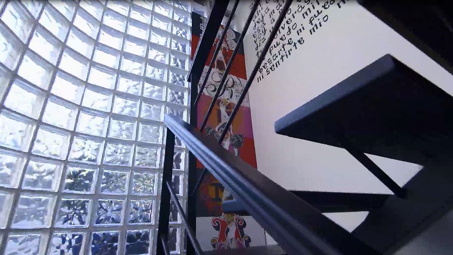 Una escalera da acceso al dormitorio de Bibiana Fernández