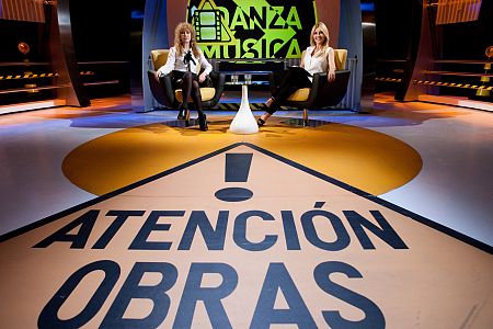 La actriz Victoria Vera, con Cayetana Guillén Cuervo en el plató de '¡Atención obras!'