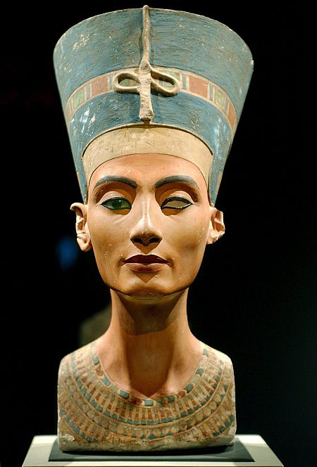 Busto de la reina egipcia Nefertiti expuesto en el museo Kulturforum de Berlín, Alemania.