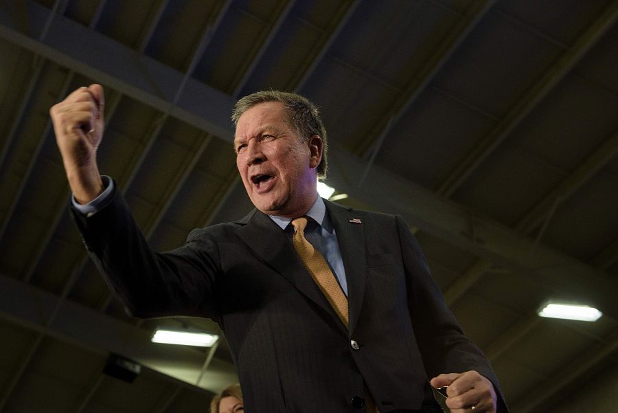 El gobernador de Ohio, John Kasich, celebra su victoria en las primarias republicanas de su estado