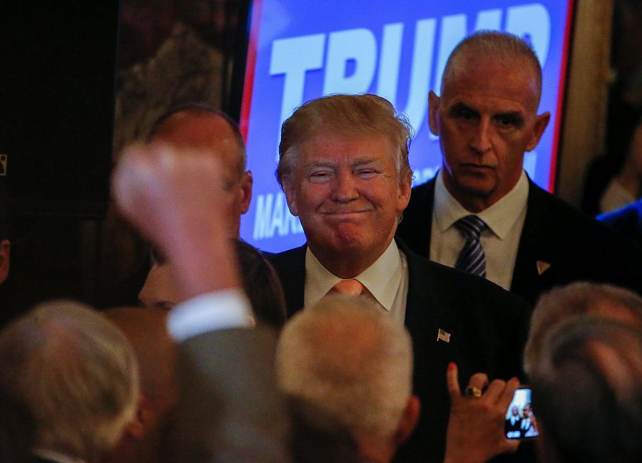 Donald Trump saluda a sus seguidores en un mitin celebrado en Palm Beach, en Florida