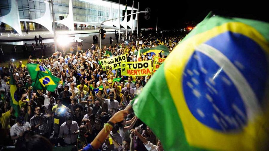 Cientos de brasileños se han manifestado frente a la sede del Gobierno