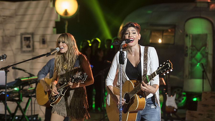 Las hermanas mexicanas Hanna y Ashley, durante una actuación