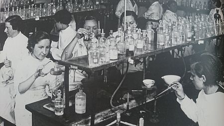 Un grupo de científicas trabaja en el Laboratorio Foster