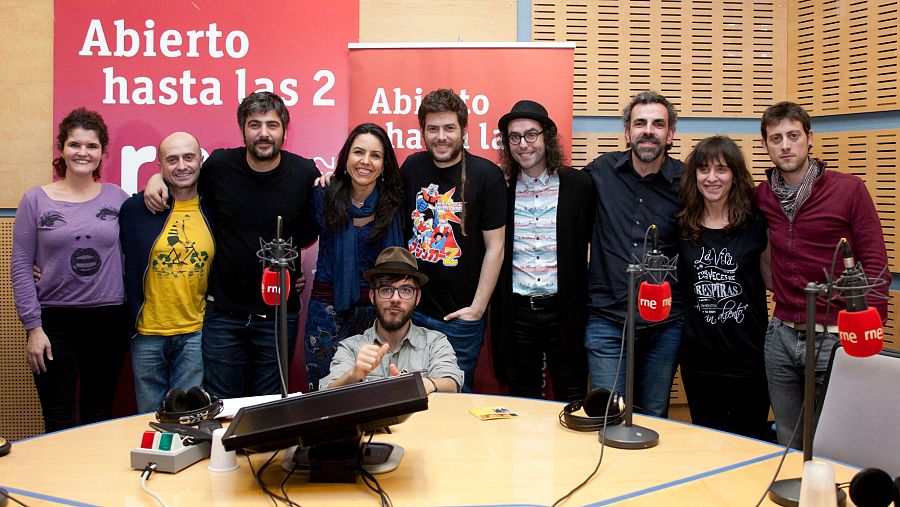 Todo el equipo de 'Abierto hasta las 2' con Estopa, últimos invitados