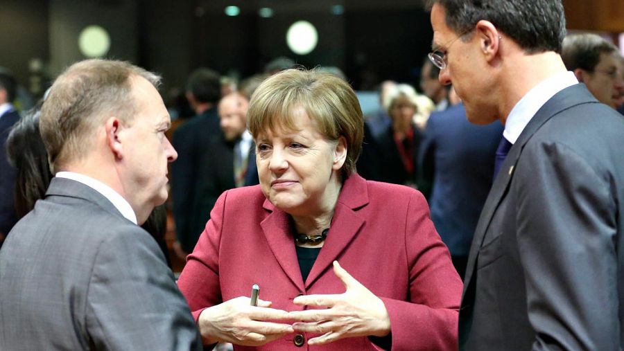 La canciller alemana, Angela Merkel, charla con el primer ministro danés, Lars Lokke Rasmussen (izquierda), y con el primer ministro holandés, Mark Rutte (derecha)