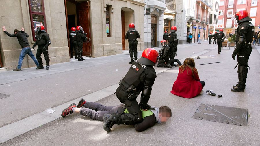 Agentes de la Ertzaintza reducen a varios de los detenidos en Vitoria