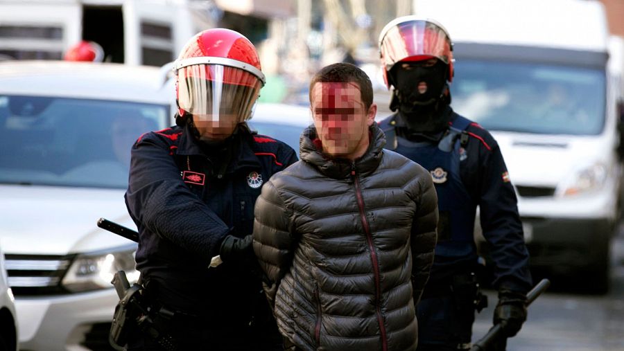 Uno de los jóvenes detenidos en Vitoria ha resultado herido en la cara