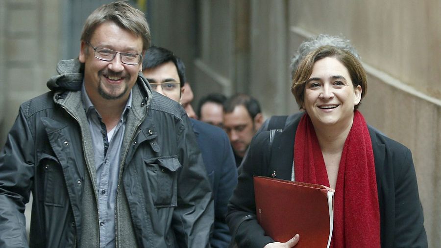 El número uno de En Comú Podem Xavier Domènech junto a la alcaldesa de Barcelona Ada Colau