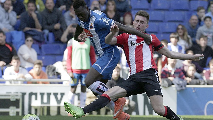 Caicedo y Laporte, en una acción del partido entre Espanyol y Athletic.