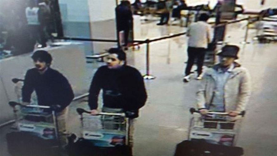 Imagen de tres sospechosos de los atentados de Bruselas difundida por los medios belgas