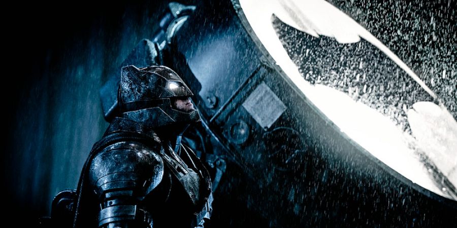 Batman con la armadura antiSuperman y la batseñal