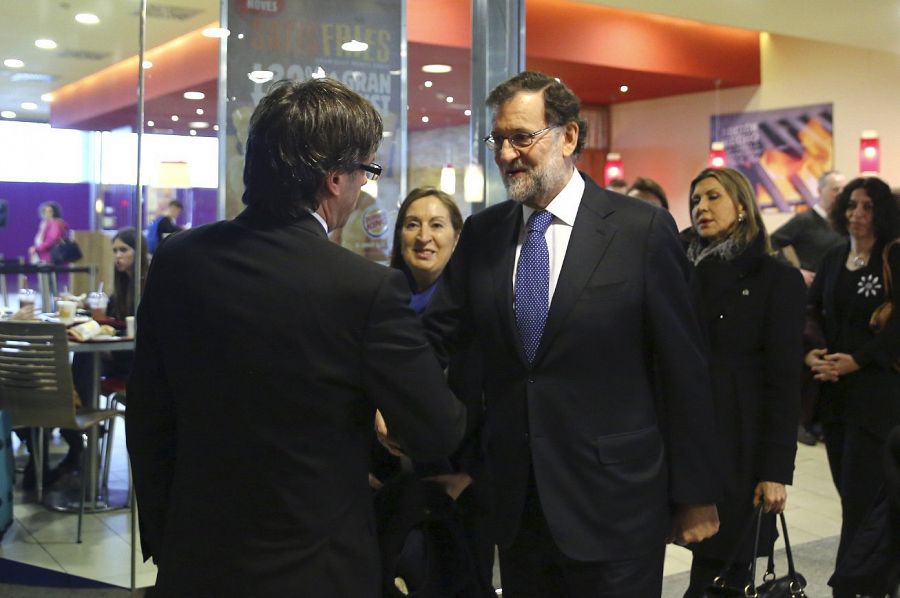 Rajoy y Puigdemont se saludan en el aeropuerto de El Prat antes del acto de homenaje a las victimas del vuelo de Germanwings.