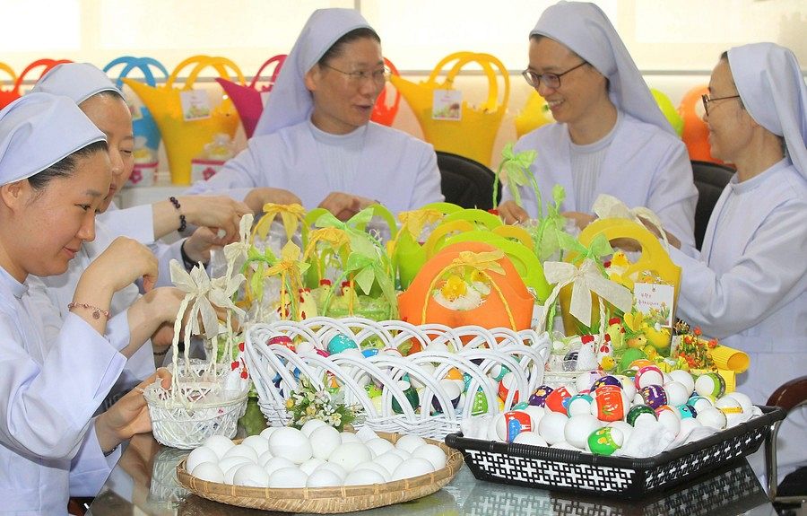 Preparando huevos de Pascua