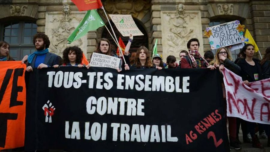 Un grupo de manifestantes en Rennes sujeta una pancarta en la que se lee 