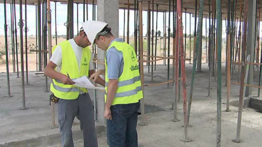 Dos trabajadores de la construcción