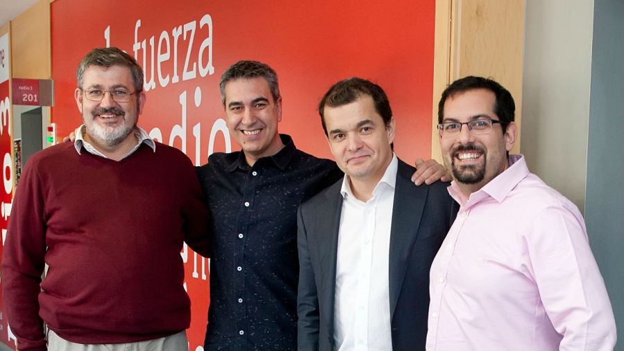 Eduardo Méndez (Telefónica), Eduardo Rodríguez (Samsung) y Ravin Dhalani (BQ), con Arturo Martín