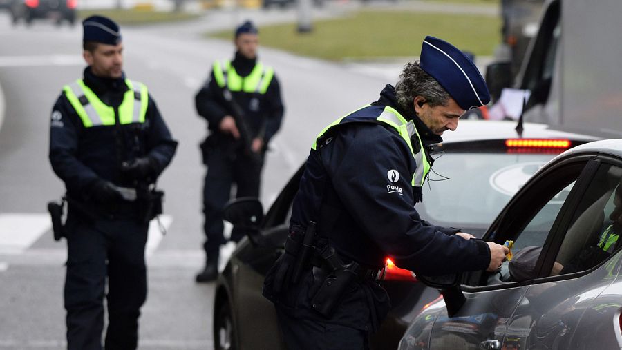 Control de policía en las proximidades del aeropuerto bruselense de Zaventem