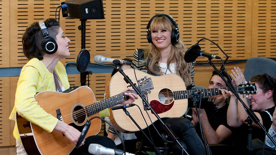 Las hermanas Hannah y Ashley, en un momento del acústico