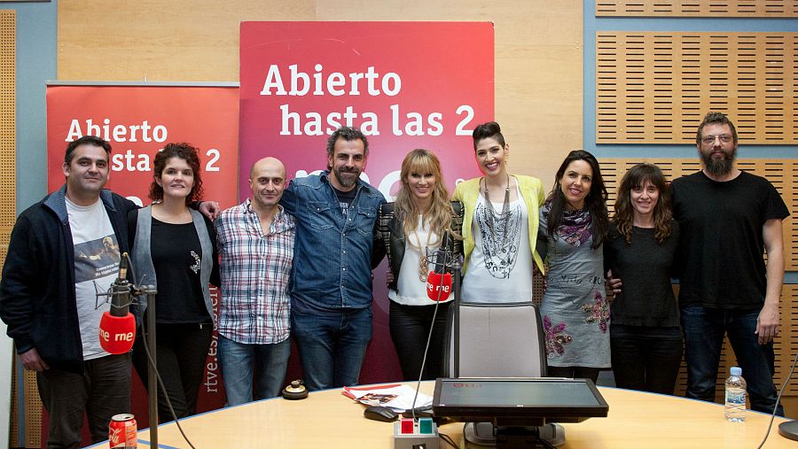 Paloma Arranz, Pepe Viyuela y el resto del equipo, con Ha*Ash