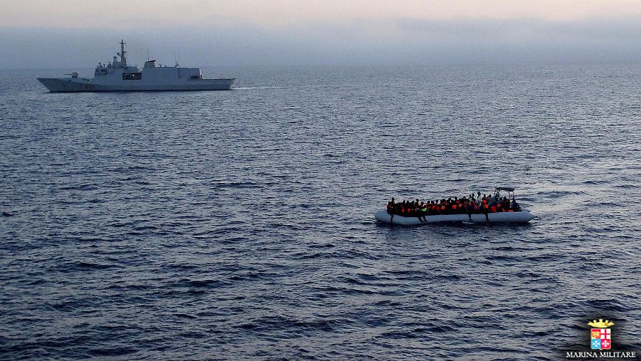 Fotografía facilitada por la Marina Militare italiana del rescate de 1.569 inmigrantes cuando navegaban en aguas del Canal de Sicilia, que separa la mencionada isla italiana con las costas de Túnez. EFE/Marina Militare
