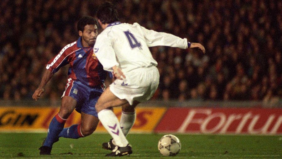 Romario regatea a Alkorta en el 5-0 de la temporada 94-95