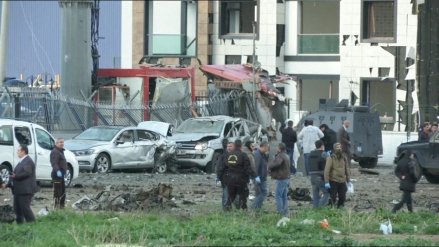 Explosión de un coche bomba contra un autobús de policías en la ciudad turca de Diyarbakir