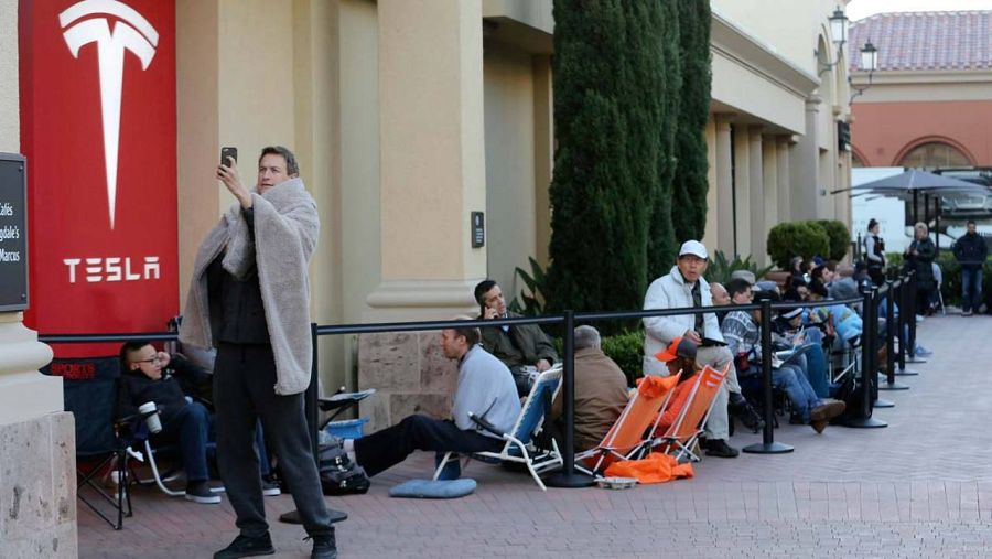 Cola a la puerta de un concesionario en California del fabricante de automóviles eléctricos Tesla para adquirir el nuevo vehículo Model 3