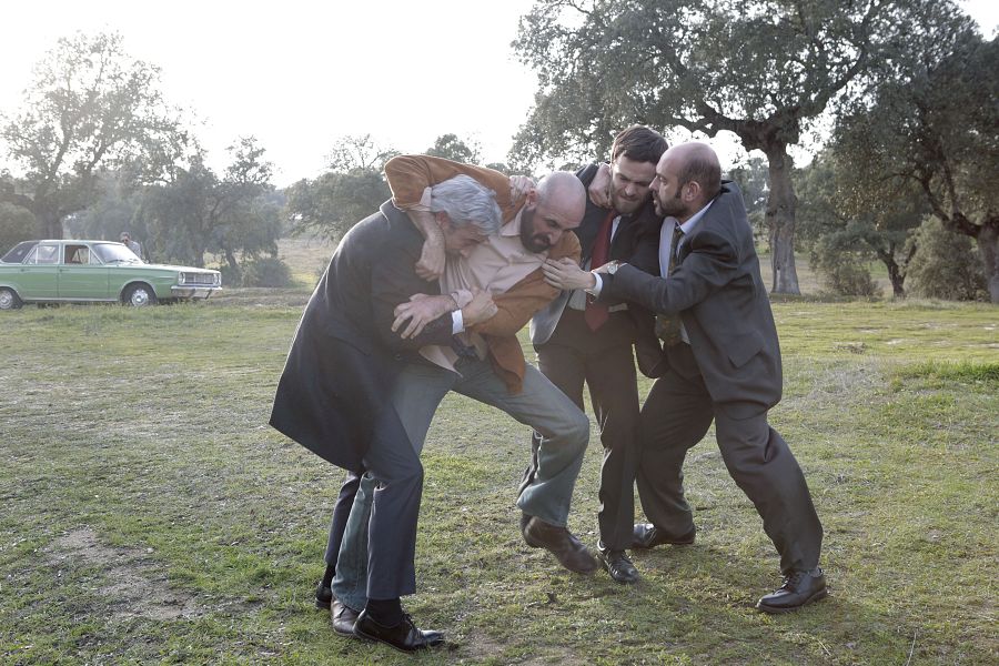 Cuéntame cómo pasó - Carlos y Antonio se pelean con los portugueses