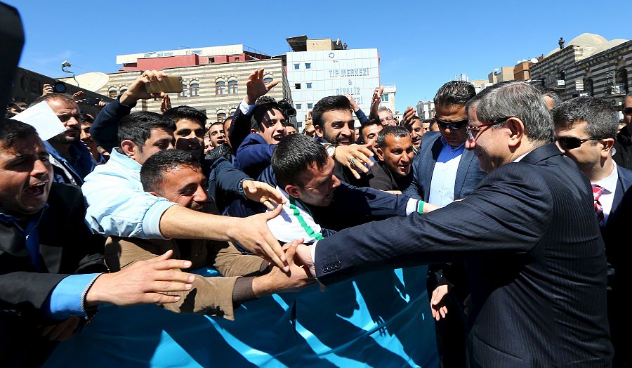 El primer ministro turco, Ahmed Davutoglu, durante su visita a Diyarbakir