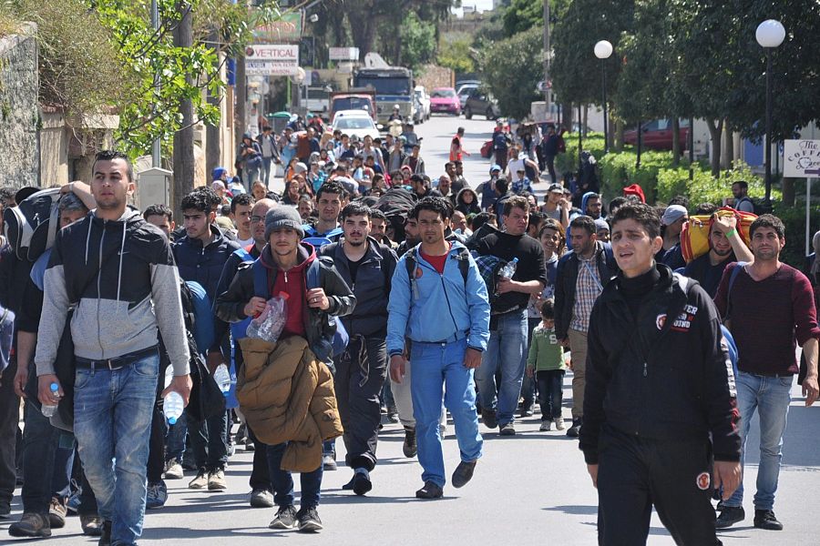 Decenas de refugiados caminan por las calles de Quíos tras escapar del centro de inmigrantes