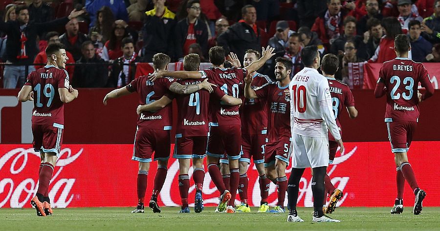 Los jugadores de la Real Sociadad celebran el primer gol ante el Sevilla.