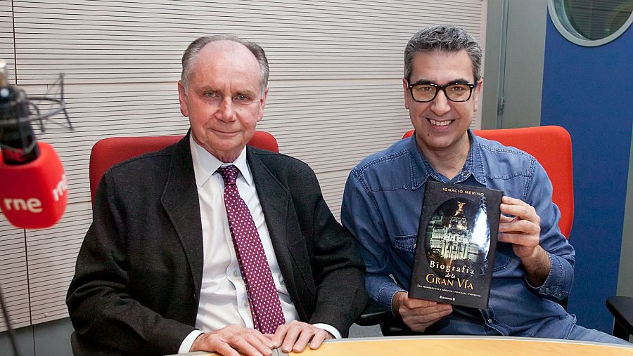 Pedro Navascués, en Rne Madrid con Arturo Martín, que sostiene el libro de Ignacio Merino