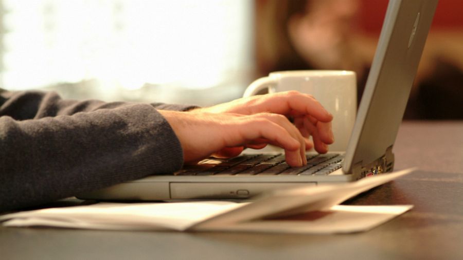 Pequeño empresario pagando una factura