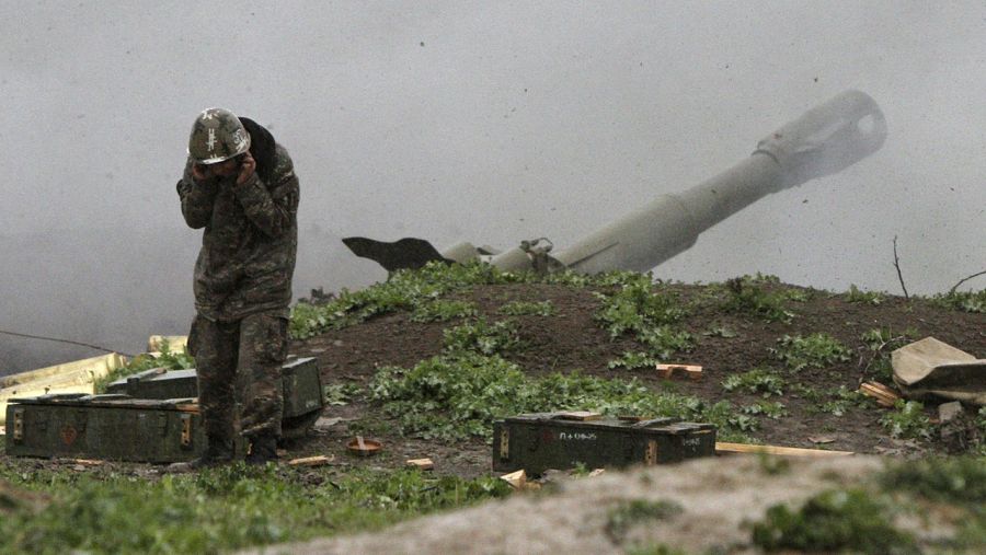 Un soldado separatista del ejército de autodefensa de Nagorno Karabaj dispara un cañón contra fuerzas de Azerbaiyán