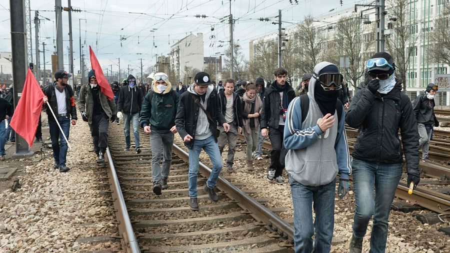 Los manifestantes invaden las vías en la estación de Rennes, en el noroeste de Francia