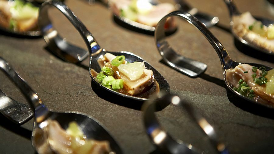 Tapa de atún en cucharitas